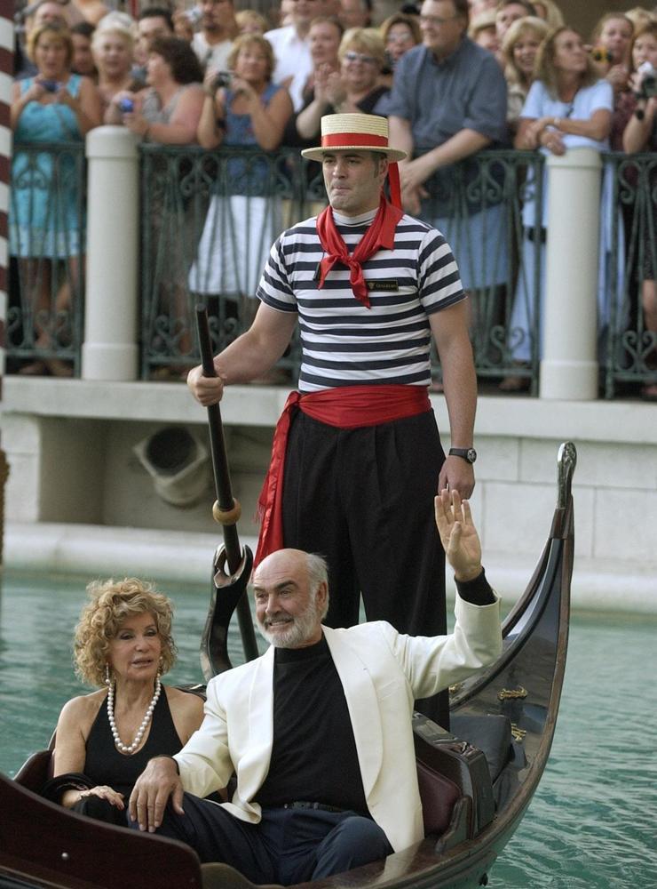Sean Connery och frun Micheline Roquebrune i en gondol i Las Vegas 2003, inför premiären av filmen &quot;The League of Extraordinary Gentlemen.&quot;