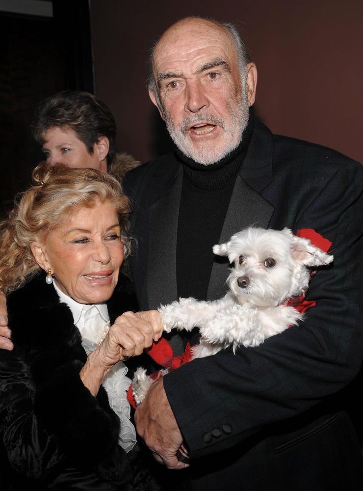 Connery och frun med en hund iförd kilt på välgörenhets-modevisningen &quot;Dressed To Kilt&quot; 2009 i New York.