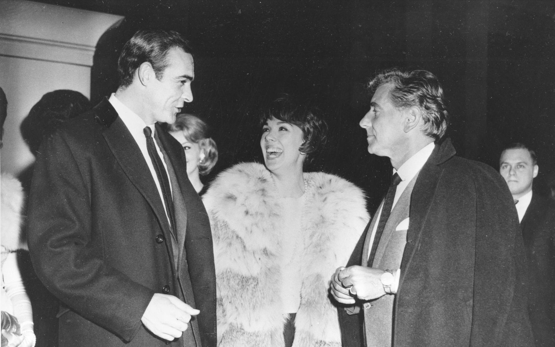 Sean Connery och Phyllis Newman på premiären av Bondfilmen &quot;Dr. No&quot; in New York 1963. &quot;Dr. No&quot; var den första filmatiseringen av Ian Flemings böcker och hade ingen budget att tala om.