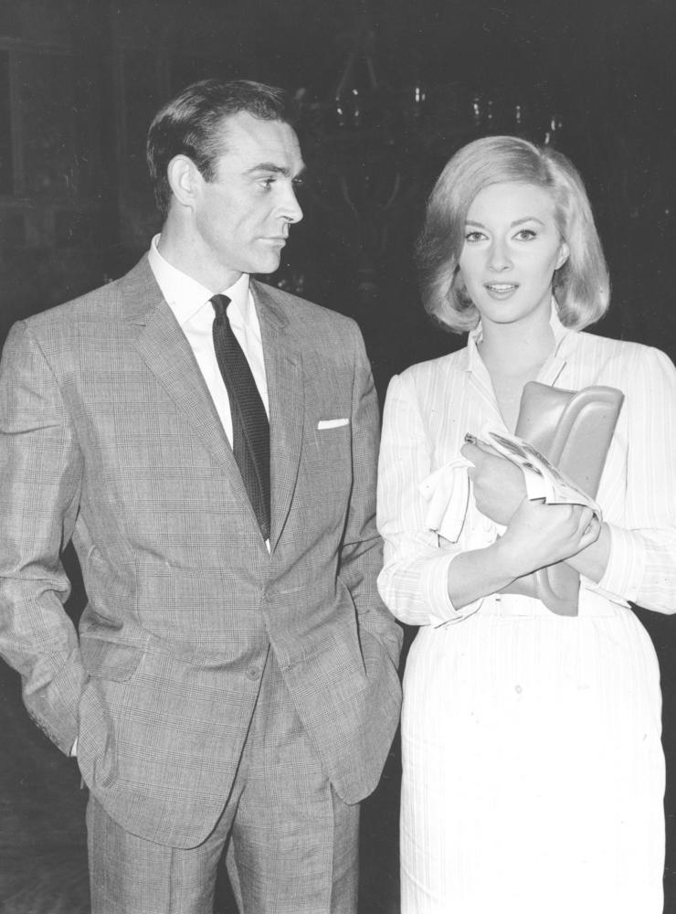 Sean Connery och italienska skådespelerskan Daniela Bianchia i Istanbul. Bianchi spelade den sovjetiska krypteraren Tatiana Romanova i ”Agent 007 ser rött” från 1963. På grund av hennes kraftiga brytning fick hon dubbas i rollen.