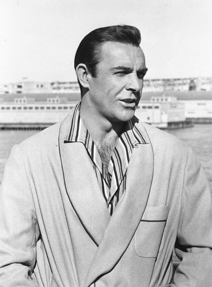 När Sean Connery fyllde 18 började han intressera sig för bodybuilding, vilket fick författaren Ian Fleming att tveka. Han hade tänkt sig en mer elegant än robust man i rollen. Men efter premiären av ”Agent 007 med rätt att döda” 1962, var Fleming imponerad och gav James Bond en skottsk-schweizisk bakgrund i senare böcker.
