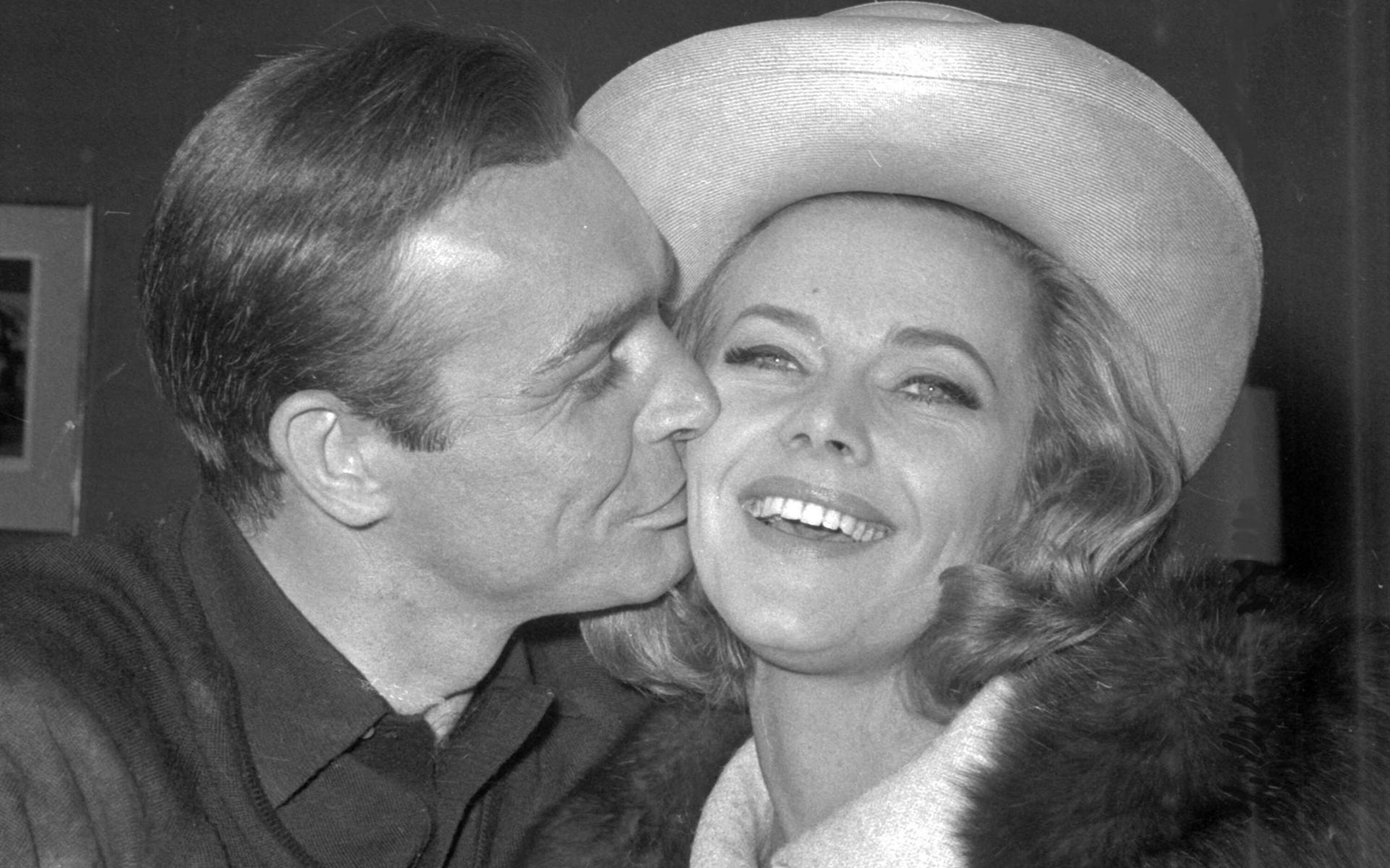 Honor Blackman får en puss av Connery på en fest på Pinewood Film Studios, i Iver Heath, England. Blackman spelade Bond-tjejen Pussy Galore och gick bort i april 2020 vid 94 års ålder.