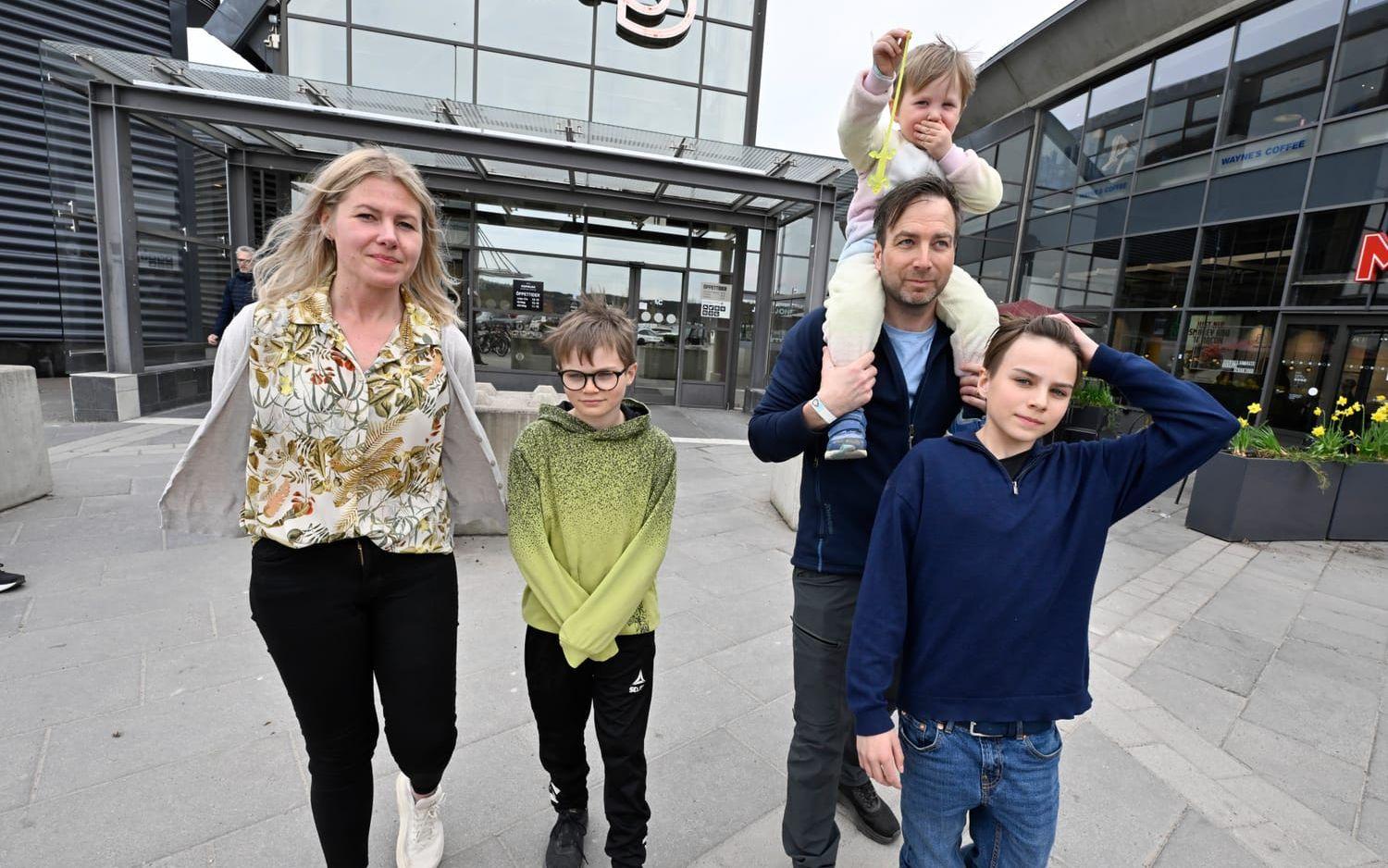 Mamma Nanna Svadling, Nils Svadling, pappa David Svadling och sönerna Gottfrid och Alex begav sig till köpcentret Kupolen. 