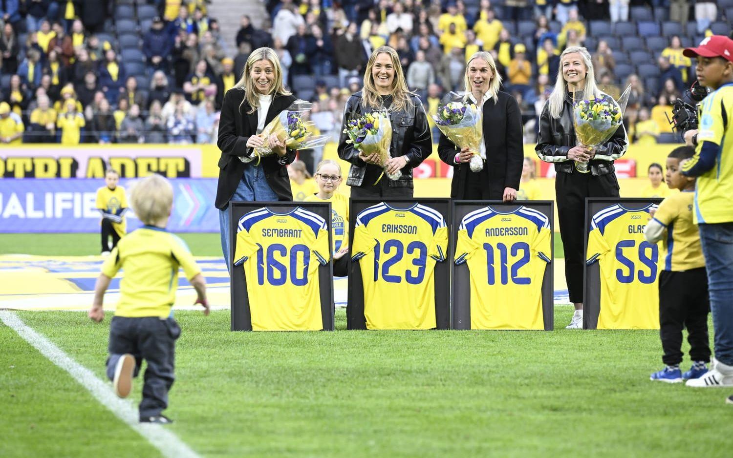 Linda Sembrandt, Magdalena Eriksson, Jonna Andersson och Hanna Glas tackas av efter lördagens VM-kval mellan Sverige och Serbien på Strawberry arena i Solna.