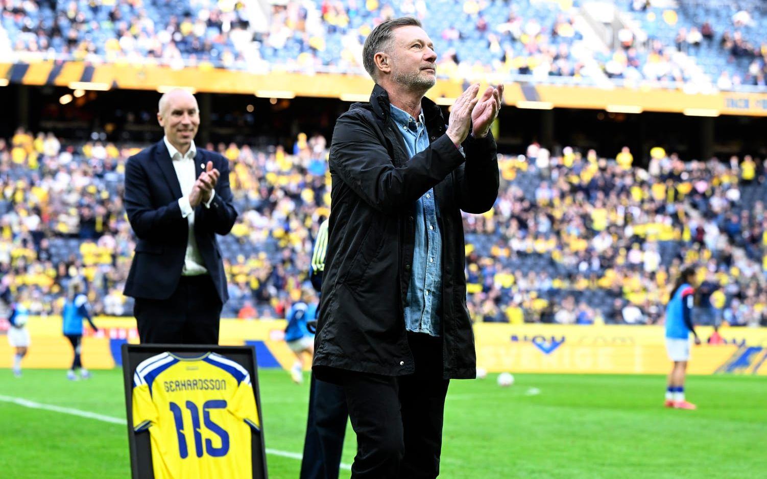 Före detta förbundskapten Peter Gerhardsson tackades av i samband med lördagens VM-kvalmatch mellan Sverige och Serbien på Strawberry arena i Solna.