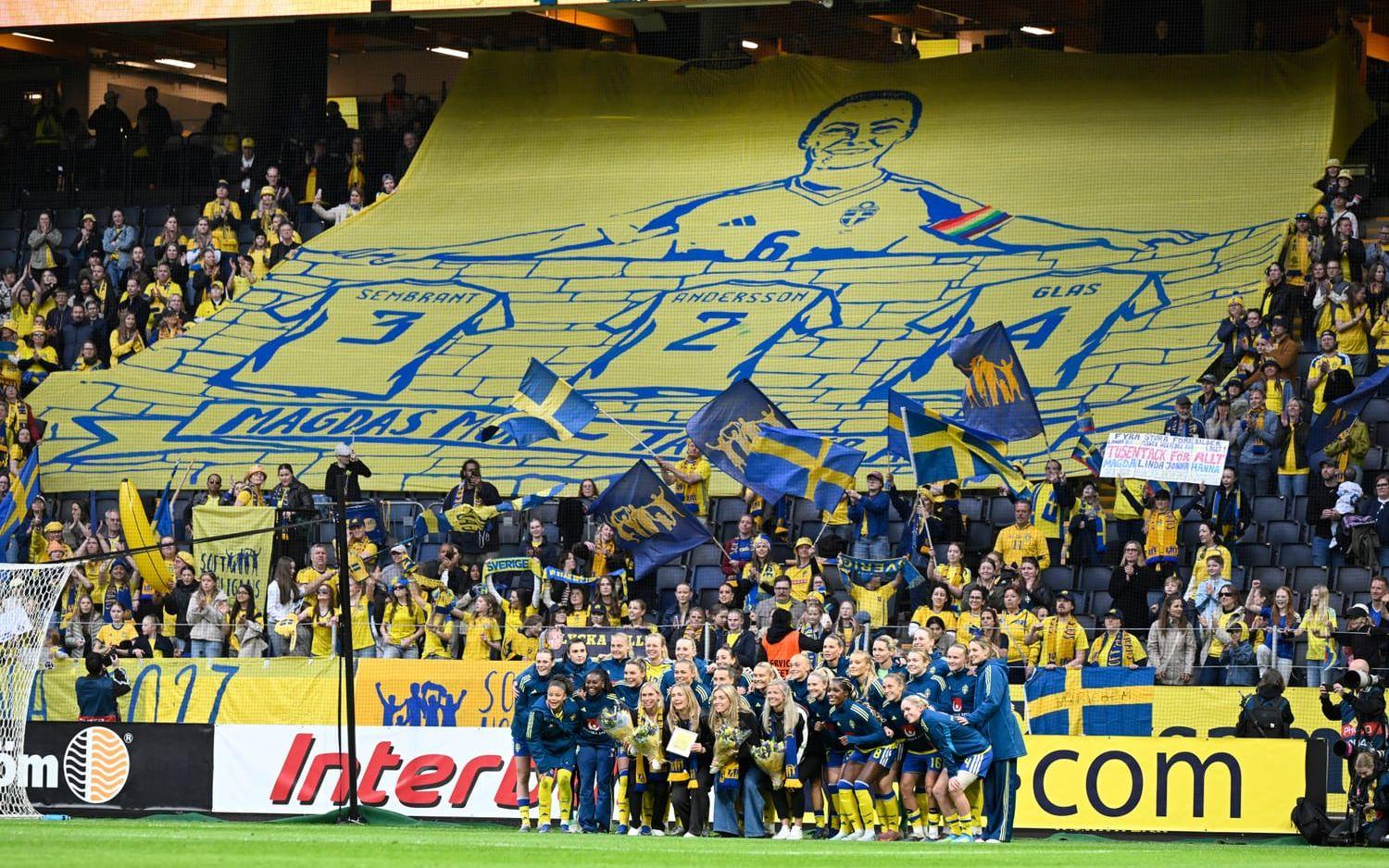 Nu- och dåvarande landslagsspelare samlade framför klacken i samband med avtackningen av Magdalena Eriksson, Linda Sembrant, Jonna Andersson och Hanna Glas.