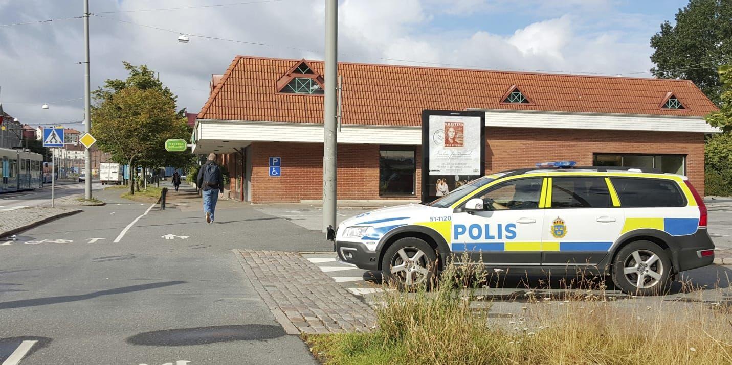 Polisen spärrade av Karl Johansgatan, Älvsborgsgatan och några gator intill.