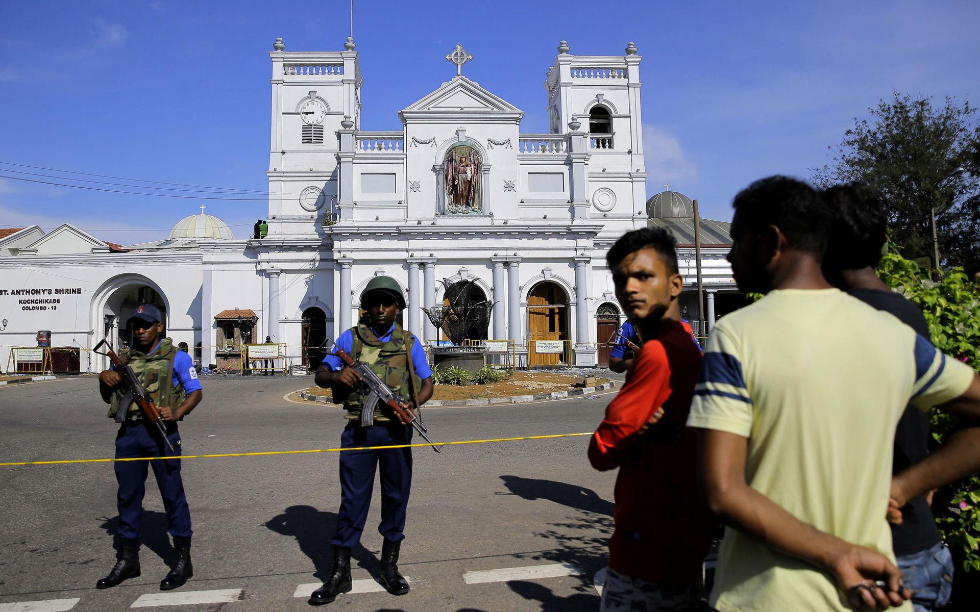 Lankeser samlas utanför kyrkan S:t Anthony dagen efter attackerna i Colombo. Påskdagens bombdåd dödade hundratals personer och är landets värsta våldsdåd sedan inbördeskriget.