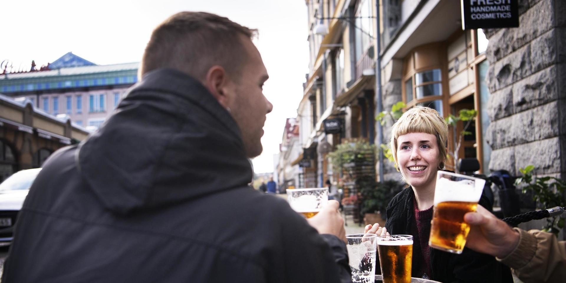 Pelle Celén och Sara Hammar tar en öl på 7:ans uteservering i Göteborg.
