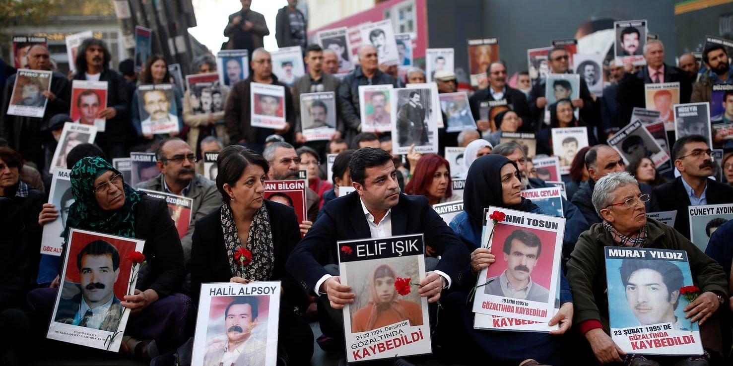 Lördagsmödrarnas möte i Istanbul 2015, då företrädare för pro-kurdiska partiet HDP deltog i protesten.