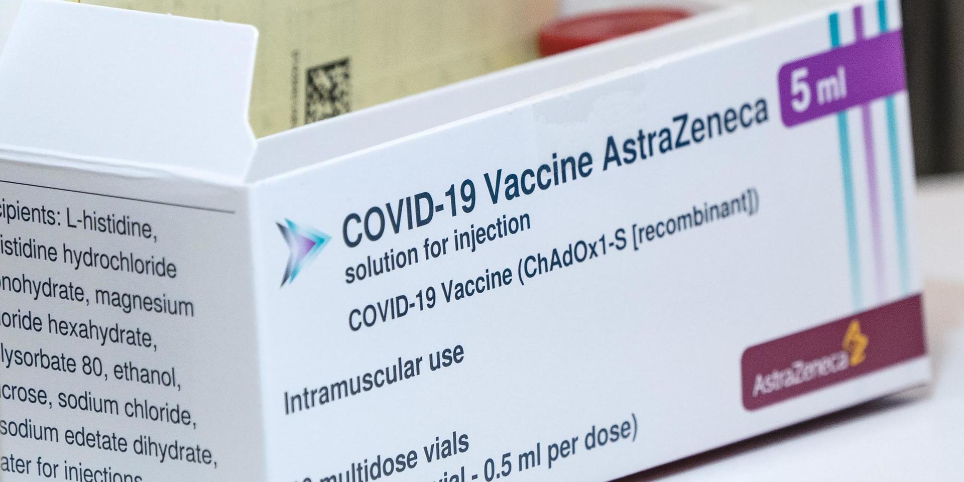 En förpackning med covid-19-vaccin från Astra Zeneca.
