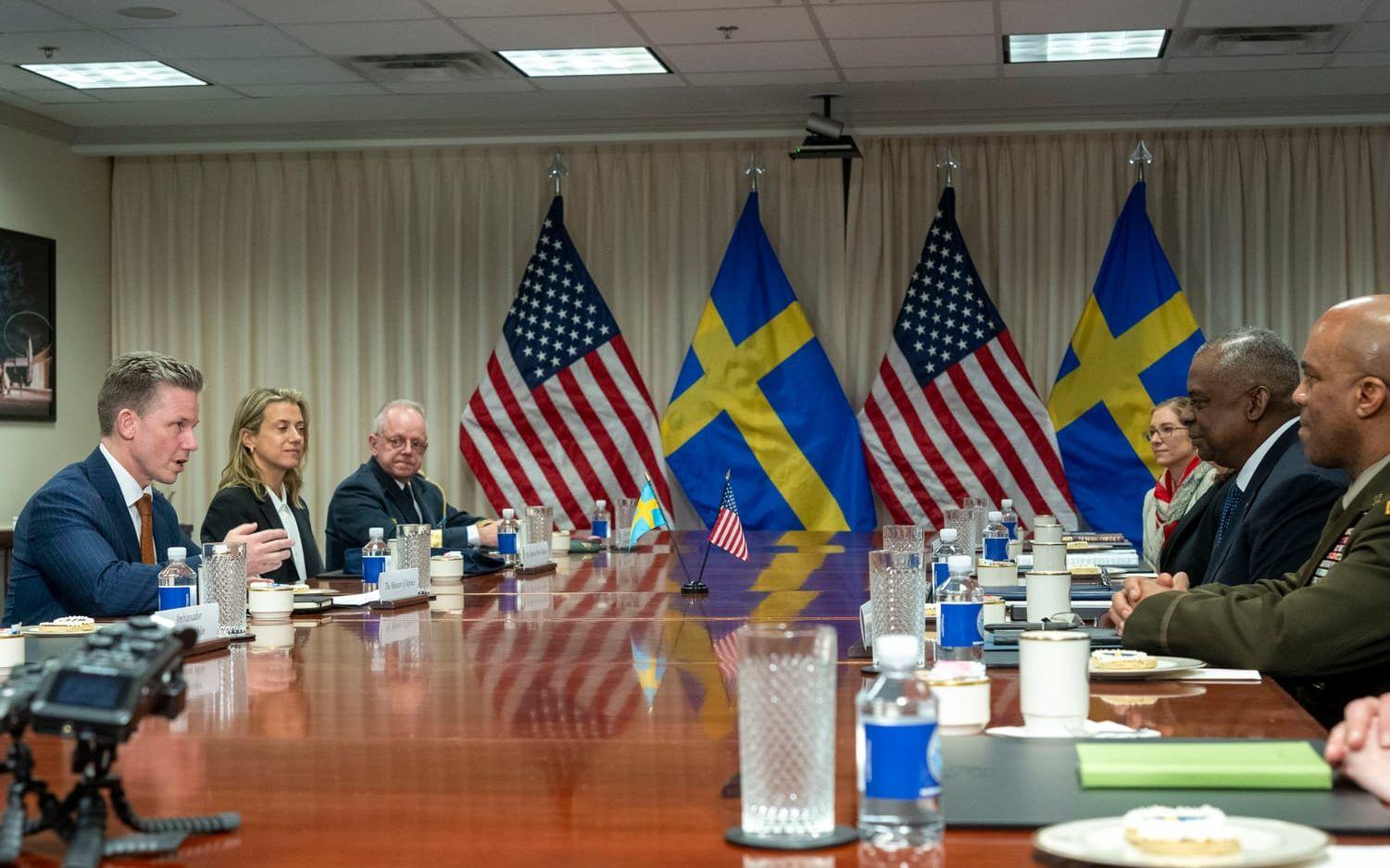 Avtalet skrevs under av Pål Jonson (M) och USA:s försvarsminister Lloyd Austin vid en ceremoni i försvarshögkvarteret Pentagon i Washington den 5 december 2023.