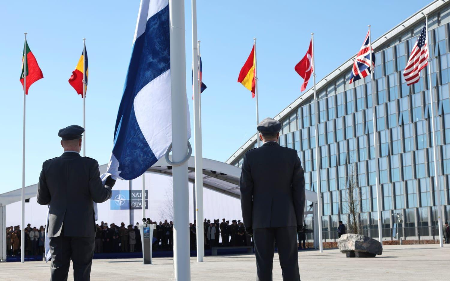 Finlands flagga på väg att hissas utanför Natohögkvarteret i Bryssel.