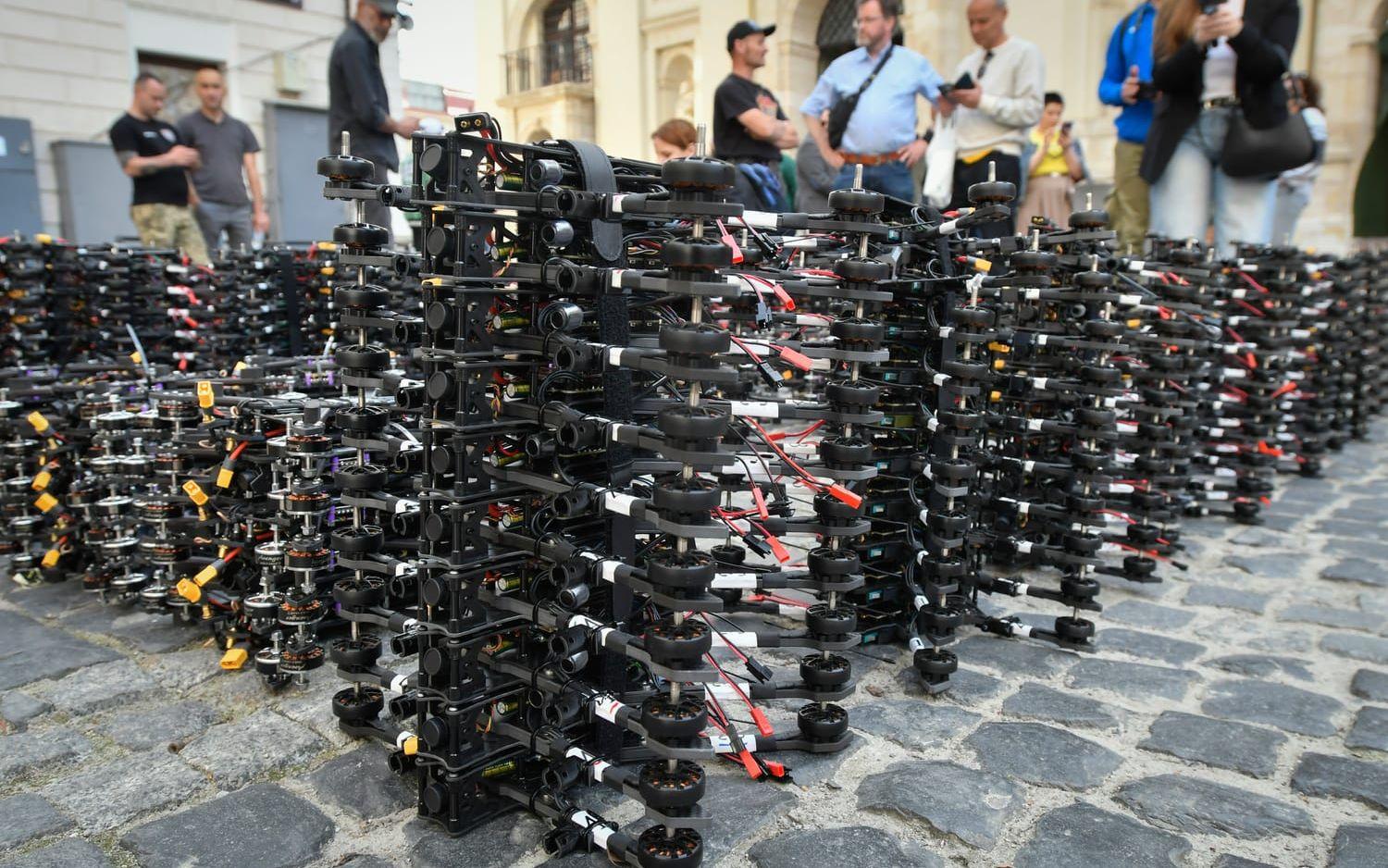 Drönare behövs både för övervakning och attacker när Ukraina försvarar sig mot Ryssland. På bilden staplas donerade drönare på en gata i Lviv tidigare i år.