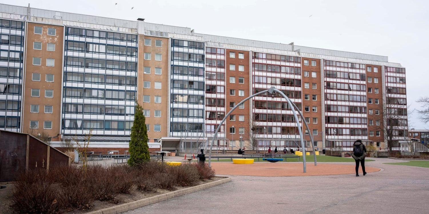 Bilden visar ett bostadsområde med höghus. 
