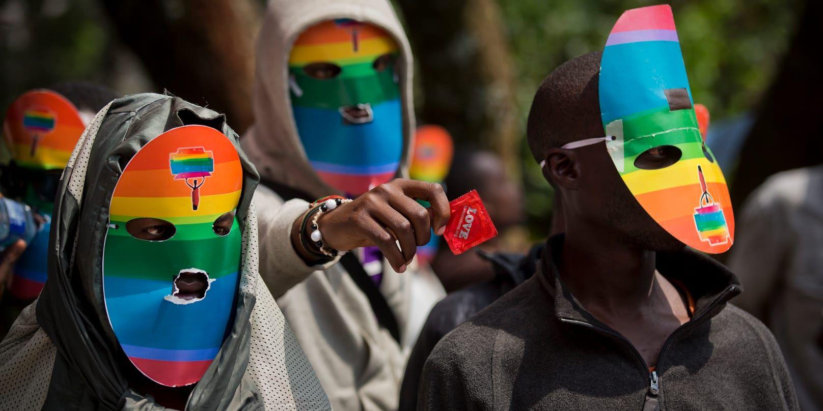 Hbt-aktivister i Kenya demonstrerat under skyddet av masker eftersom homosexualitet kan ge 14 års fängelse.