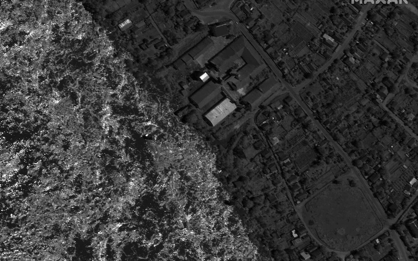 Satellitbilderna som är tagna under tisdagseftermiddagen visar på hur vattnets framfart har drabbat området i närheten av dammen. På bilderna syns översvämmade hus och byggnader i flera städer och byar. 