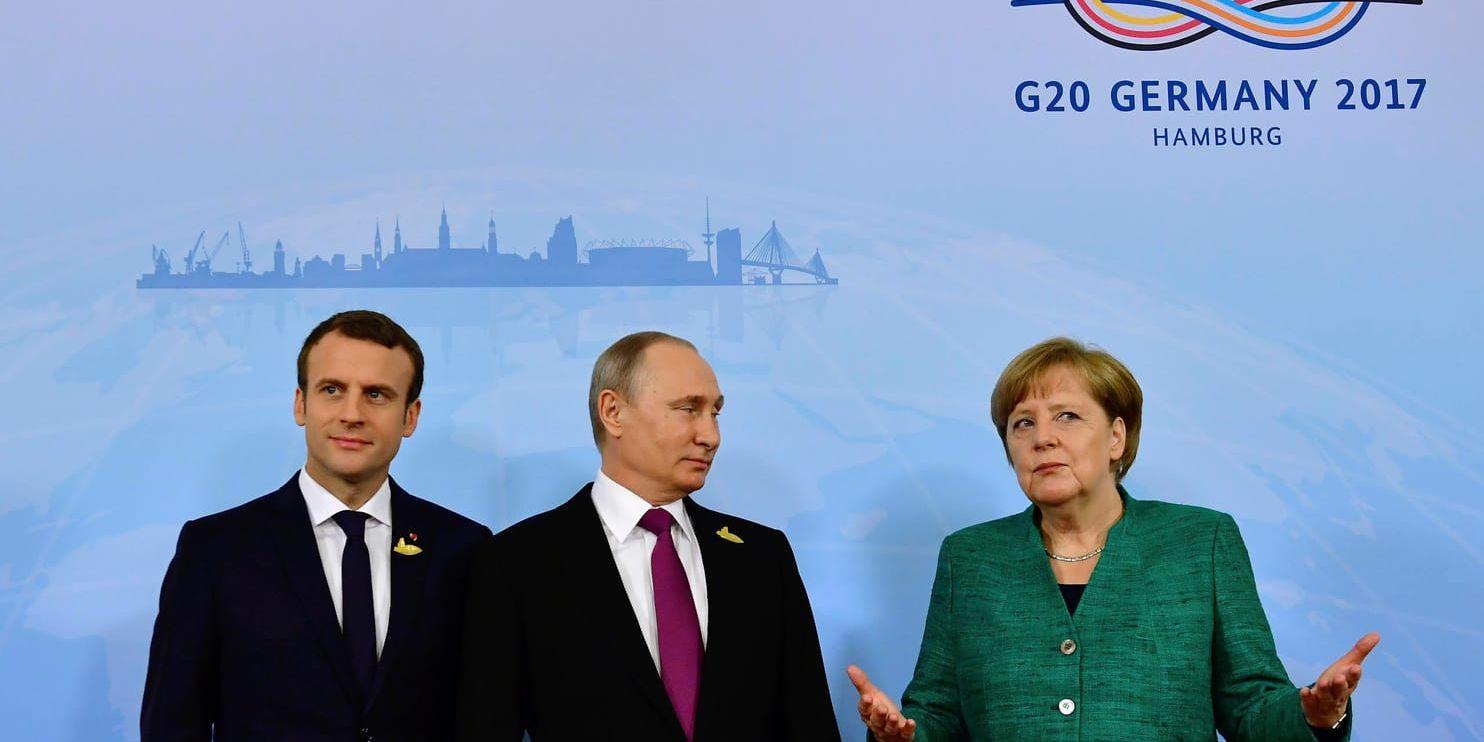 Tysklands förbundskansler Angela Merkel tillsammans med Frankrikes president Emmanuel Macron och Rysslands dito Vladimir Putin under G20-mötet i Hamburg i fjol.