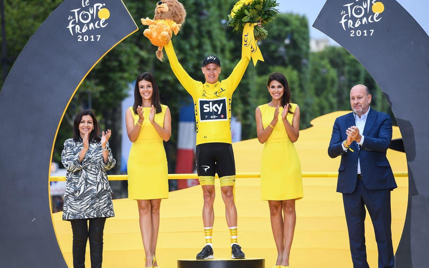 Christopher Froome vid segern av Tour de France 2017 tillsammans med podium girls.