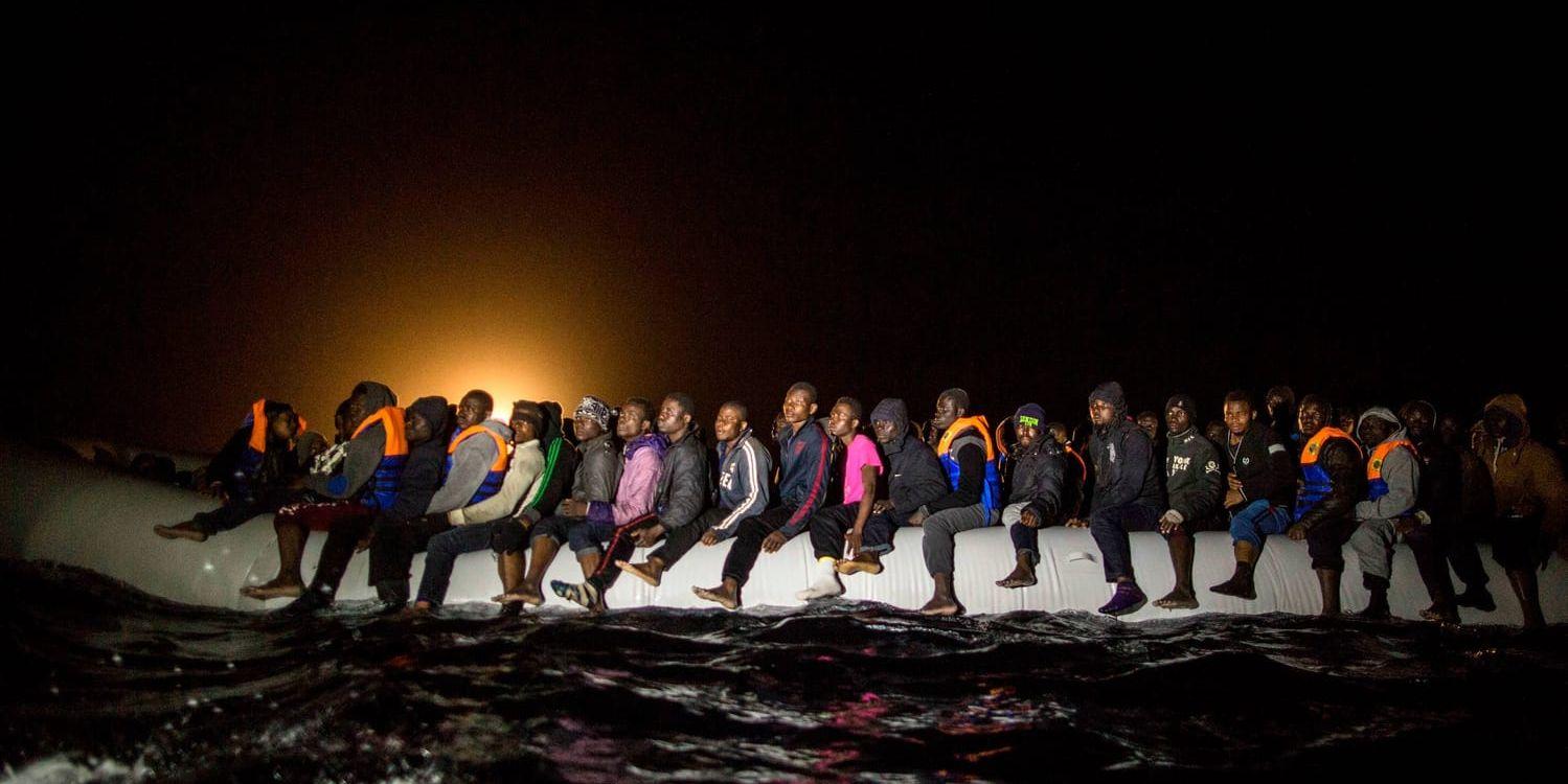 Flyktingar och migranter ombord på en överlastad gummibåt utanför Libyens kust. Arkivbild.
