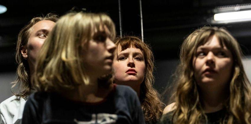 Fyra skådespelare i Teater Tunga står i en klunga i replokal på Esperantoscenen.