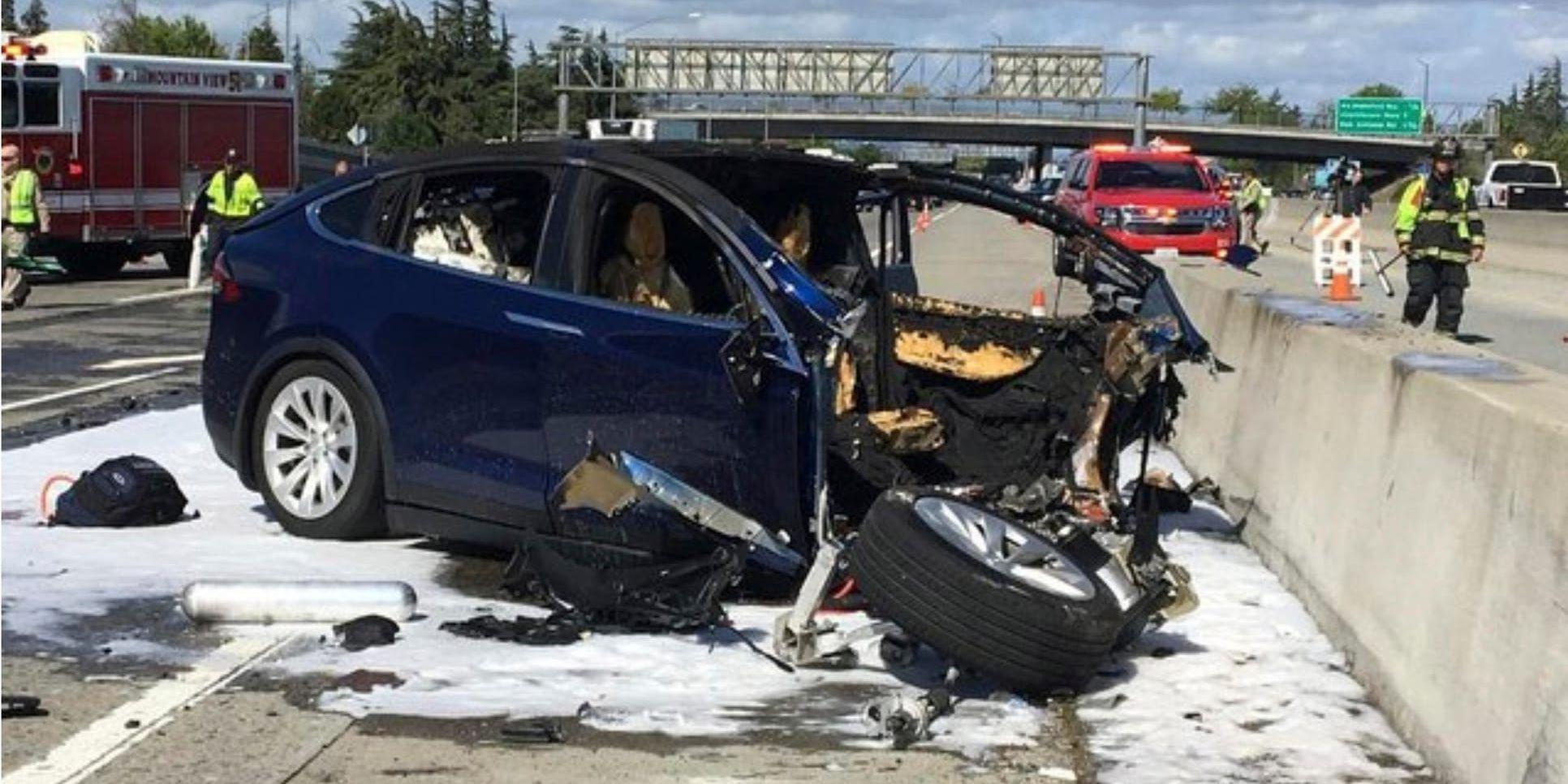Teslan, en SUV, fattade eld efter kraschen. Myndigheterna i USA utreder nu vilken roll bilens autopilotsystem hade i olyckan i Kalifornien.
