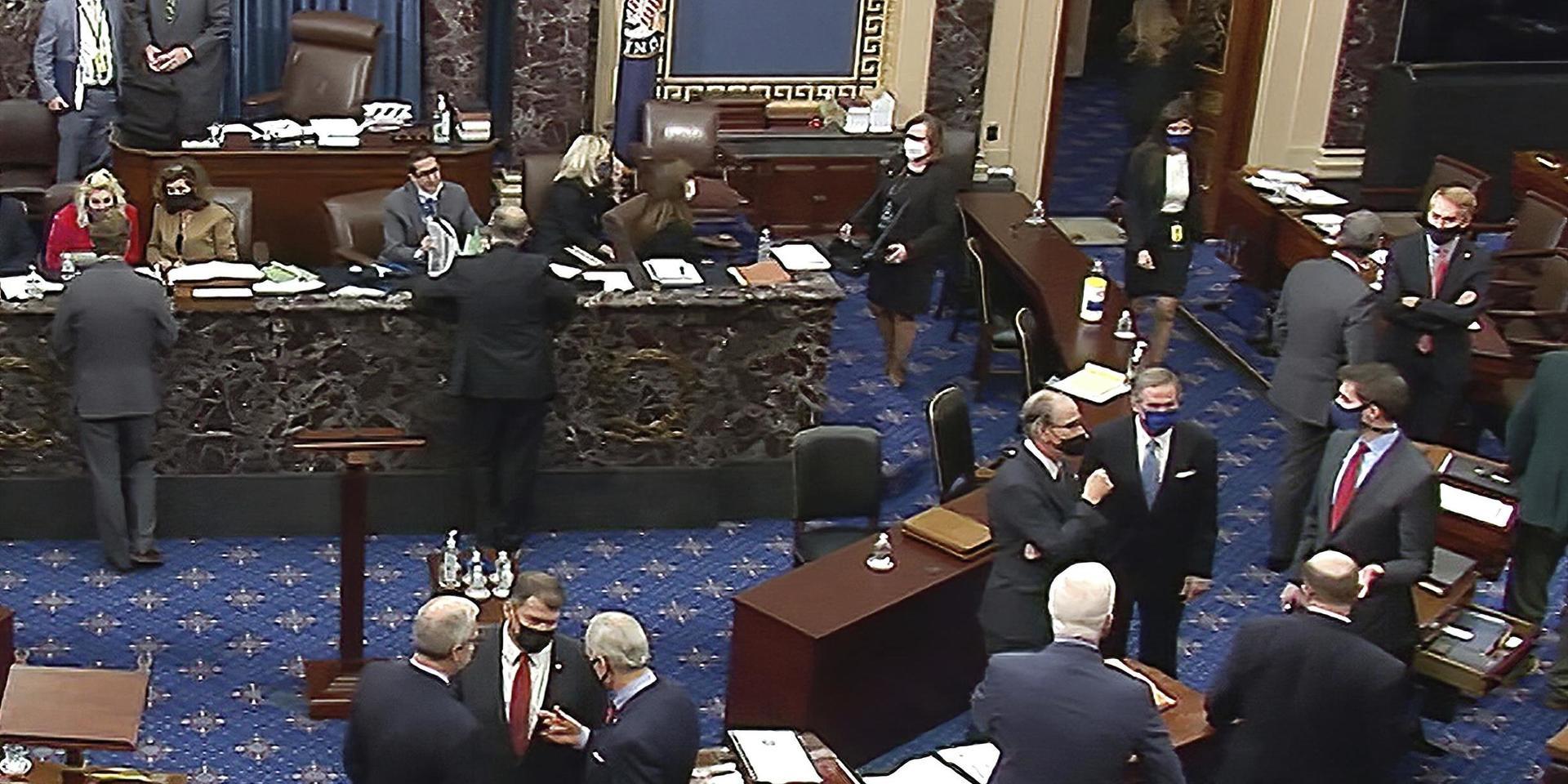 Republikanska senatorer under en paus i riksrätten.