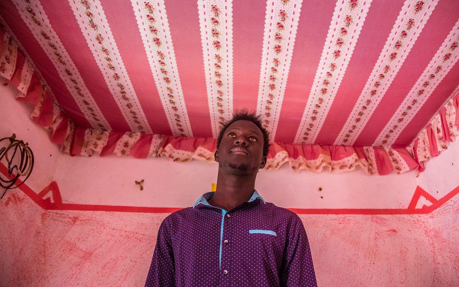 Varje vecka passerar 2 000 migranter Agadez, enligt FN-organet IOM. Alasane Harouna, en hamnarbetare från Senegals huvudstad Dakar, har redan försökt nå Europa tre gånger. Sista gången arresterades han och skickades tillbaka till Agadez. Bild: Andrew Esiebo