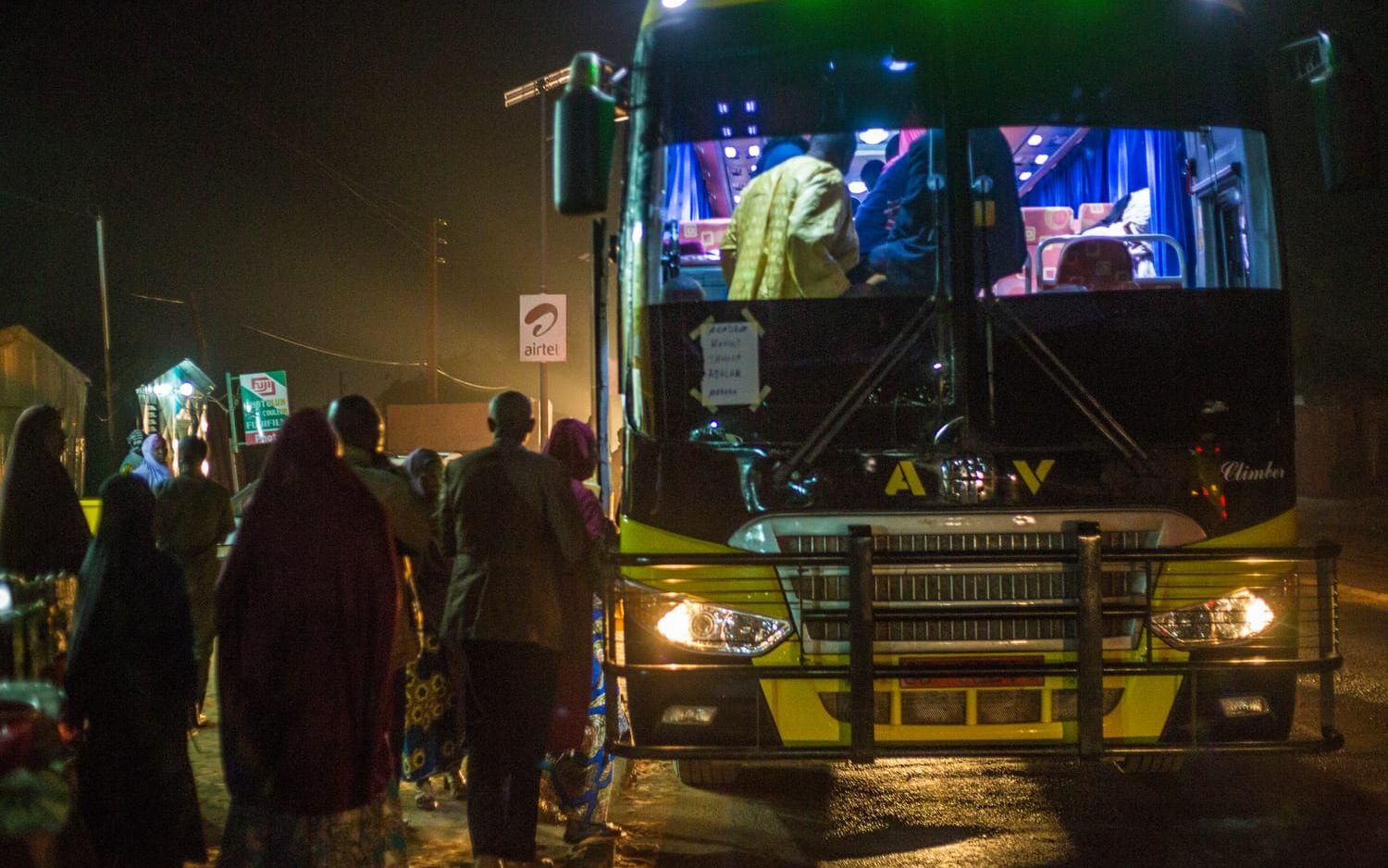 Migranter och ändrar passagerare stiger ombord bussen på väg norrut.  Bild: Andrew Esiebo