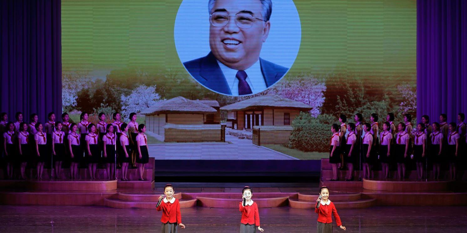 I fredags hyllades förre ledaren Kim Il Sung på 105-årsdagen i Pyongyang. Pseudonymen Bandi, ("eldfluga" på koreanska) är född 1950 och medlem i det nordkoreanska författarförbundet. Enligt förlaget kommer han troligtvis från en familj som har kopplingar till makten, men efter 90-talets svältkatastrof började han kritisera regimen. 