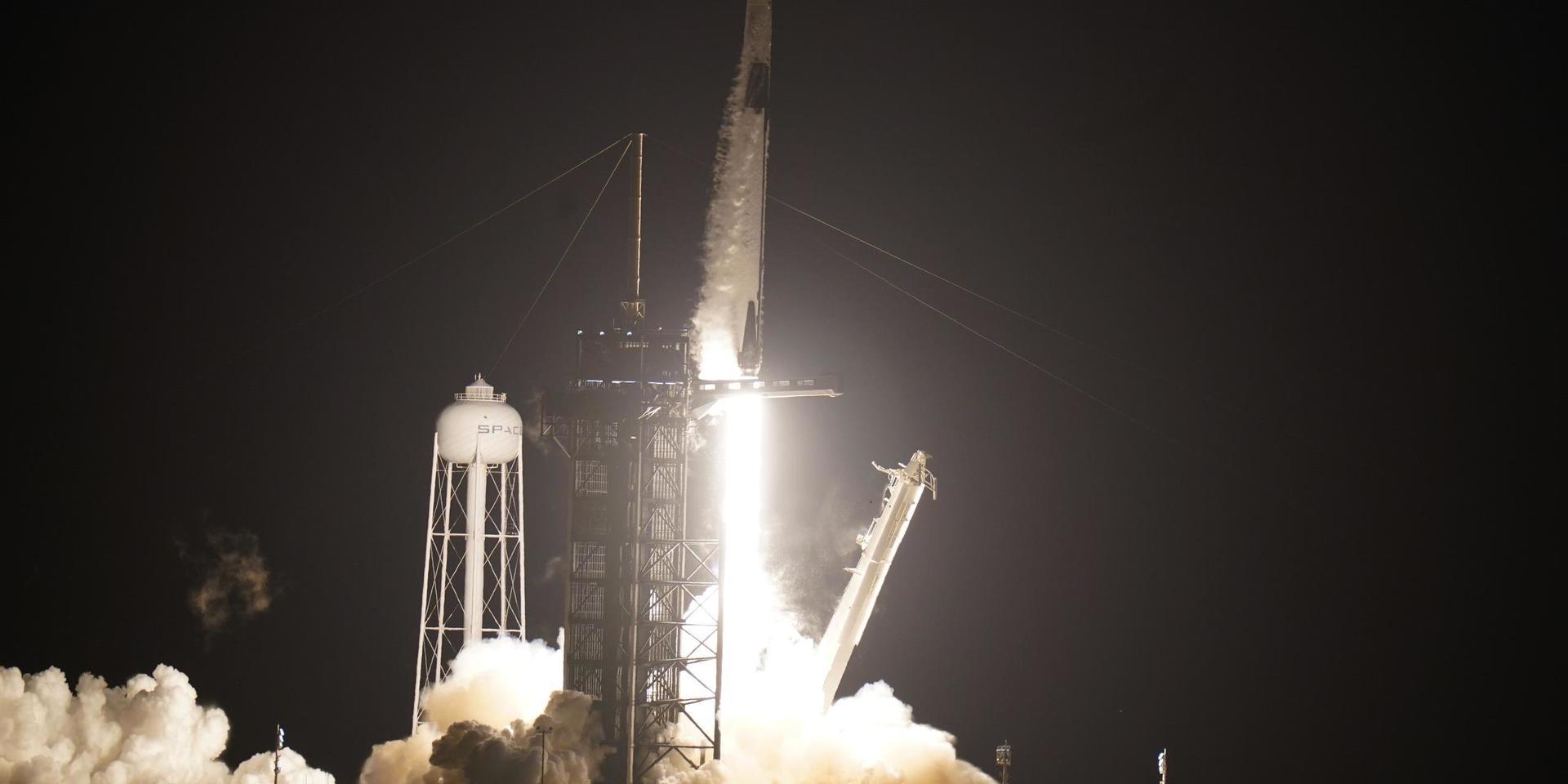 Space X raket Falcon 9 lyfter från Florida med rymdkapseln Dragon, som ska ta fyra astronauter till rymdstationen ISS.