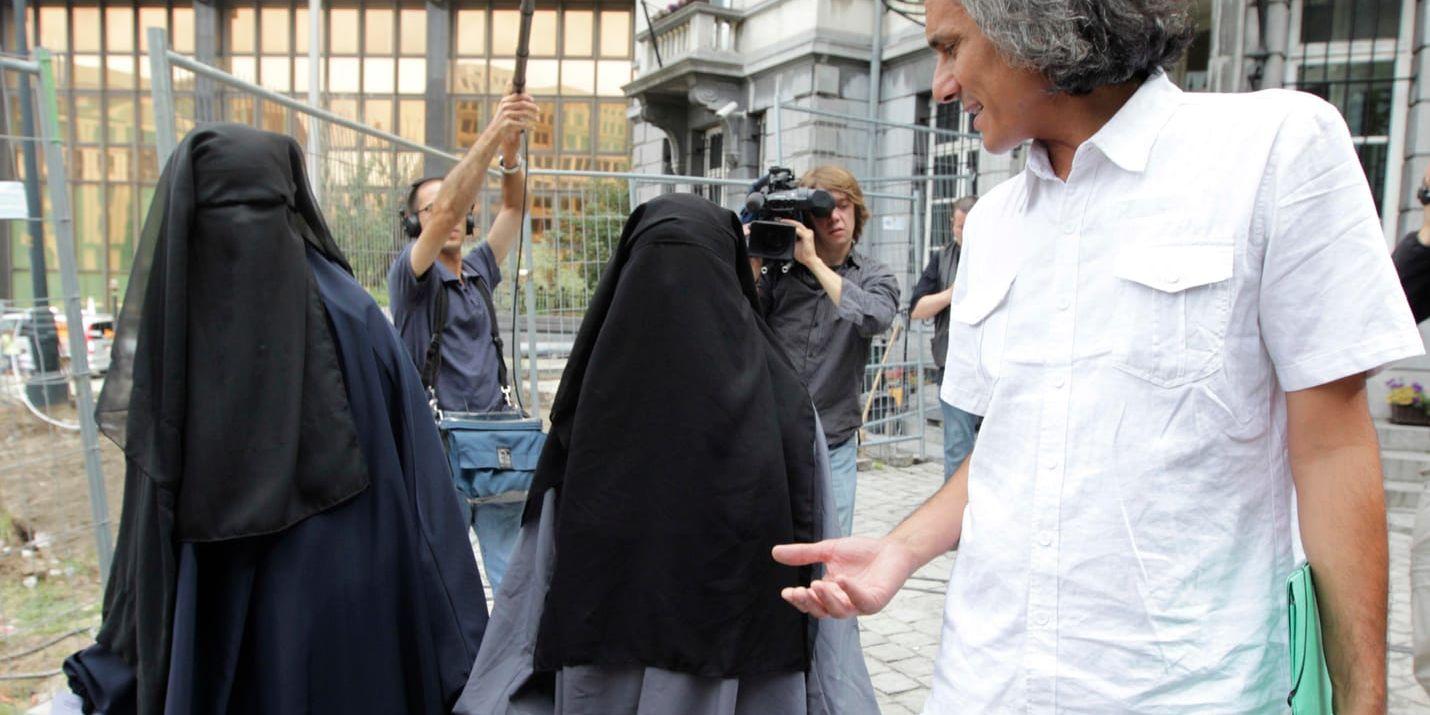Rachid Nekkaz tillsammans med två belgiska systrar som fick böta vardera 50 euro för att de burit nikab offentligt. Arkivbild.