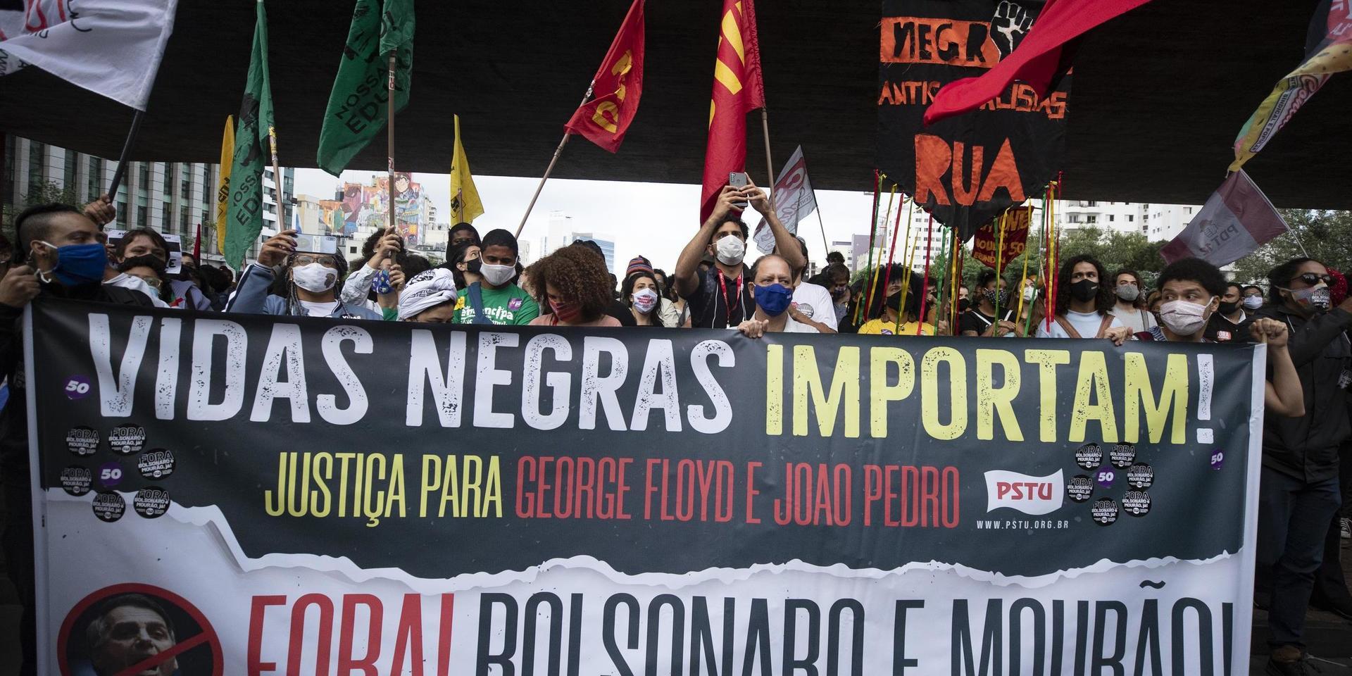Demonstrationer mot rasism i brasilianska Sao Paulo dagen efter en uppmärksammad dödsmisshandel.