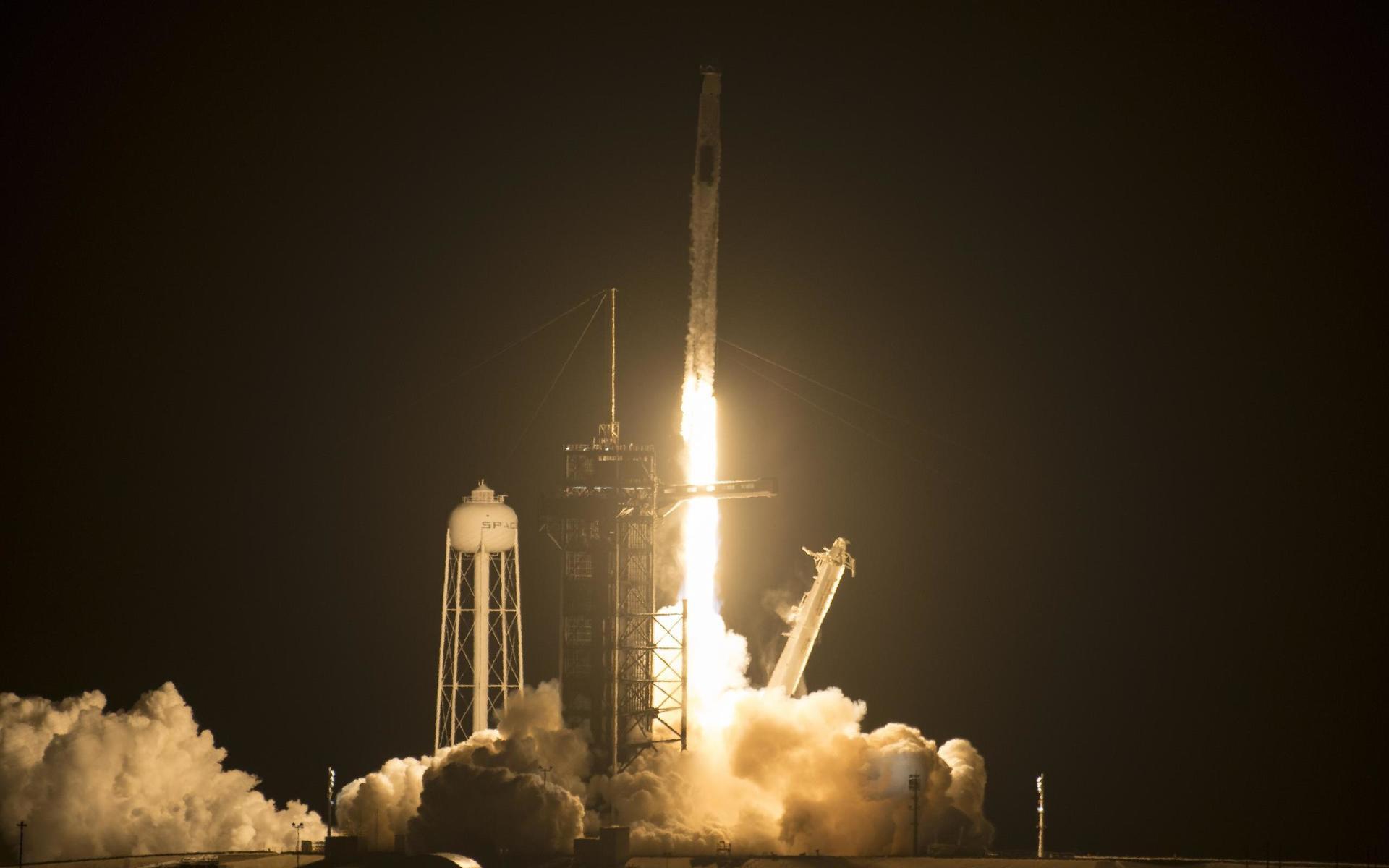 SpaceX-raketen med de fyra astronauterna ombord fick en lyckad start från Kennedy Spacecenter i Florida. 
