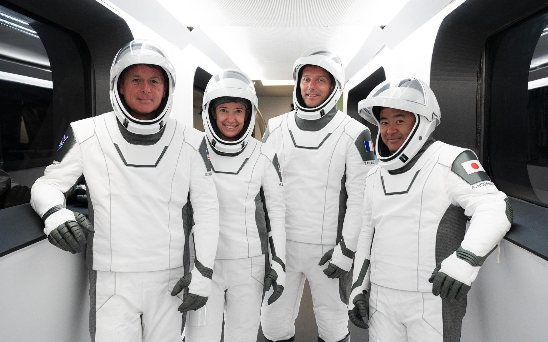 Astronauterna Shane Kimbrough, Megan McArthur, Thomas Pesquet och Akihiko Hoshide i sina dräkter under en övning inför fredagens start.