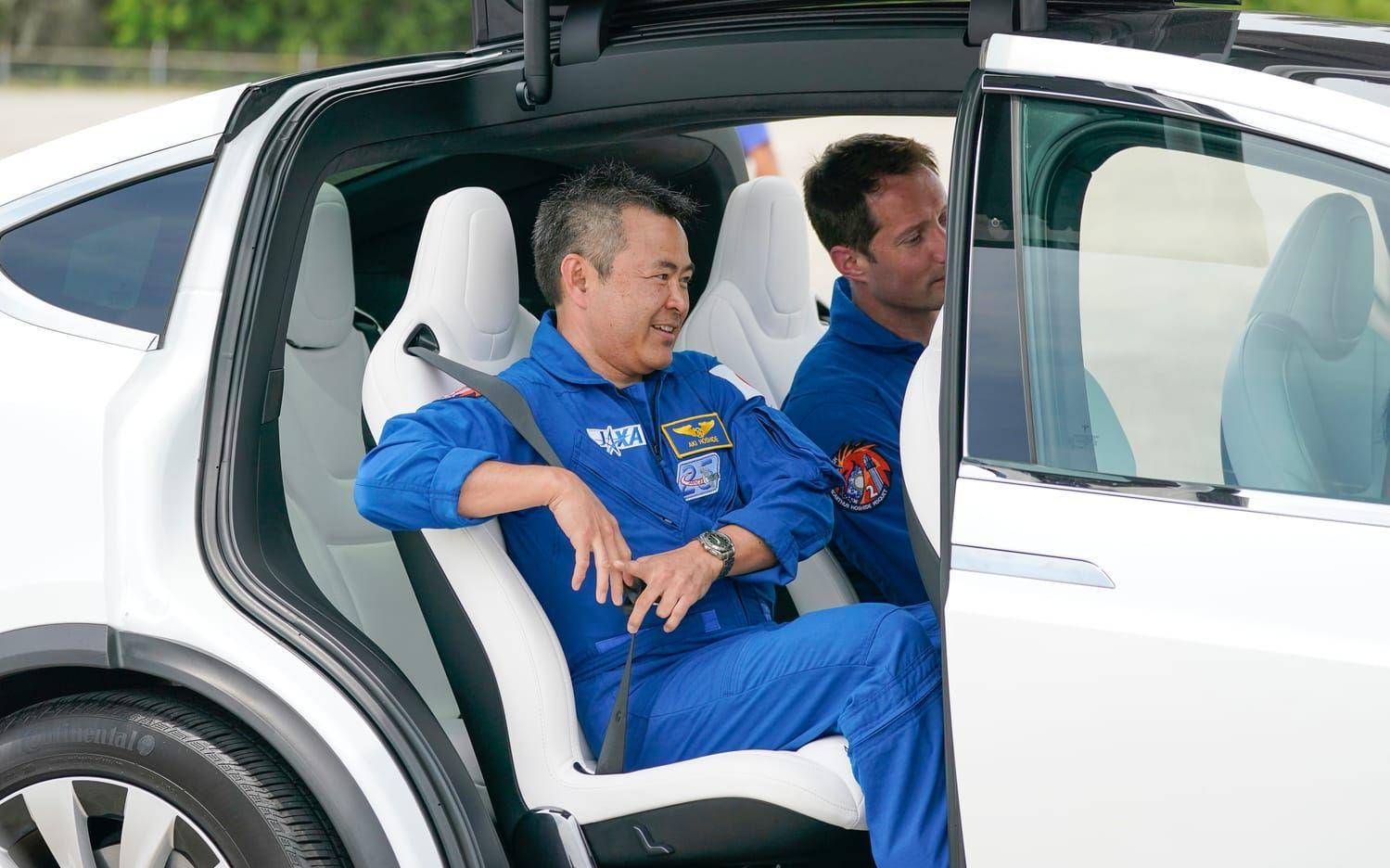 Astronauterna Akihiko Hoshide och Thomas Pesquet på Kennedy Space Center.