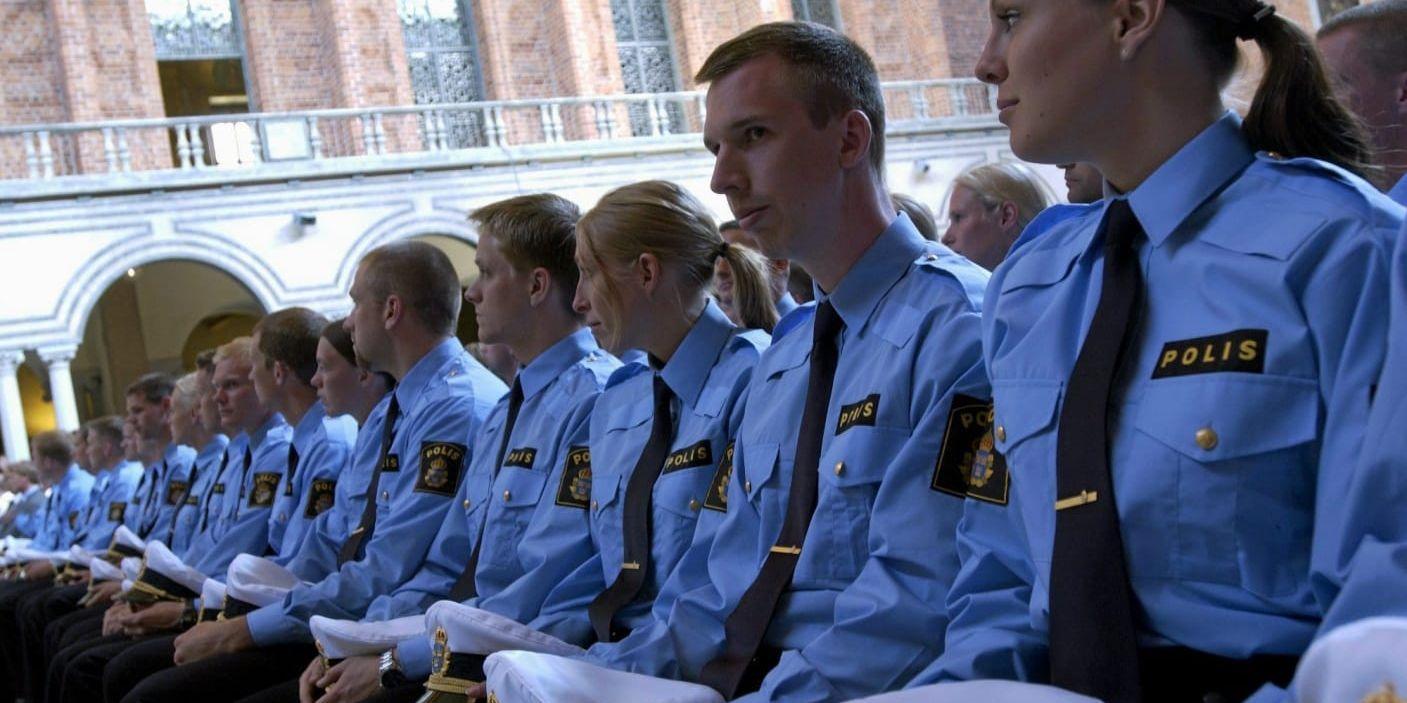 Bristyrke i framtiden? På bilden nyutexaminerade poliser i Stockkolm 2002.