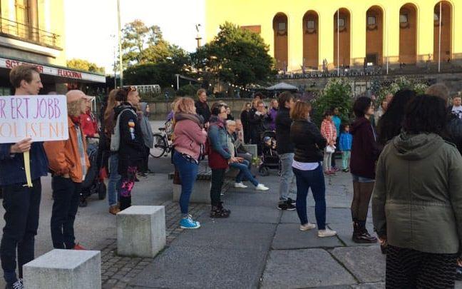 Cirka 50 personer samlades på Götaplatsen vid 18-tiden för att vara med i demonstrationen. BILD: Josefine Olausson
