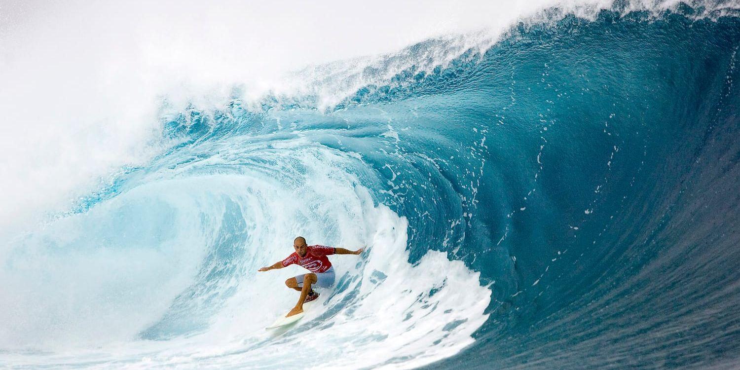 Här, i vattnet utanför staden Teahupoo, ska surfingen avgöras under OS 2024. Tävlingarna kommer därmed hållas 15 000 kilometer från värdstaden Paris. På bilden syns den amerikanska surfingstjärnan Kelly Slater under en tävling 2005. Arkivbild.