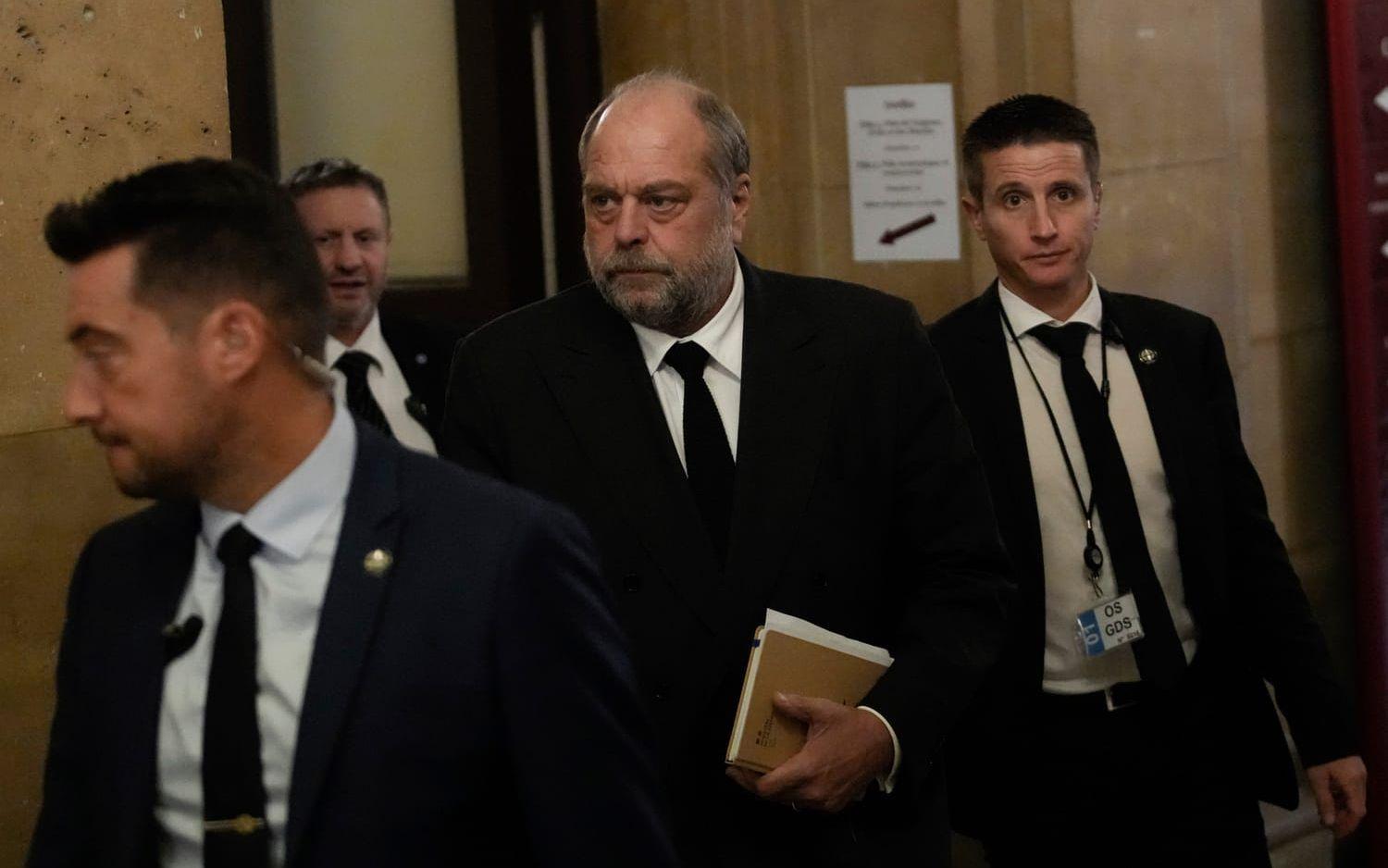 Frankrikes justitieminister Éric Dupond-Moretti (mitten) i rättssalen. Arkivbild.
