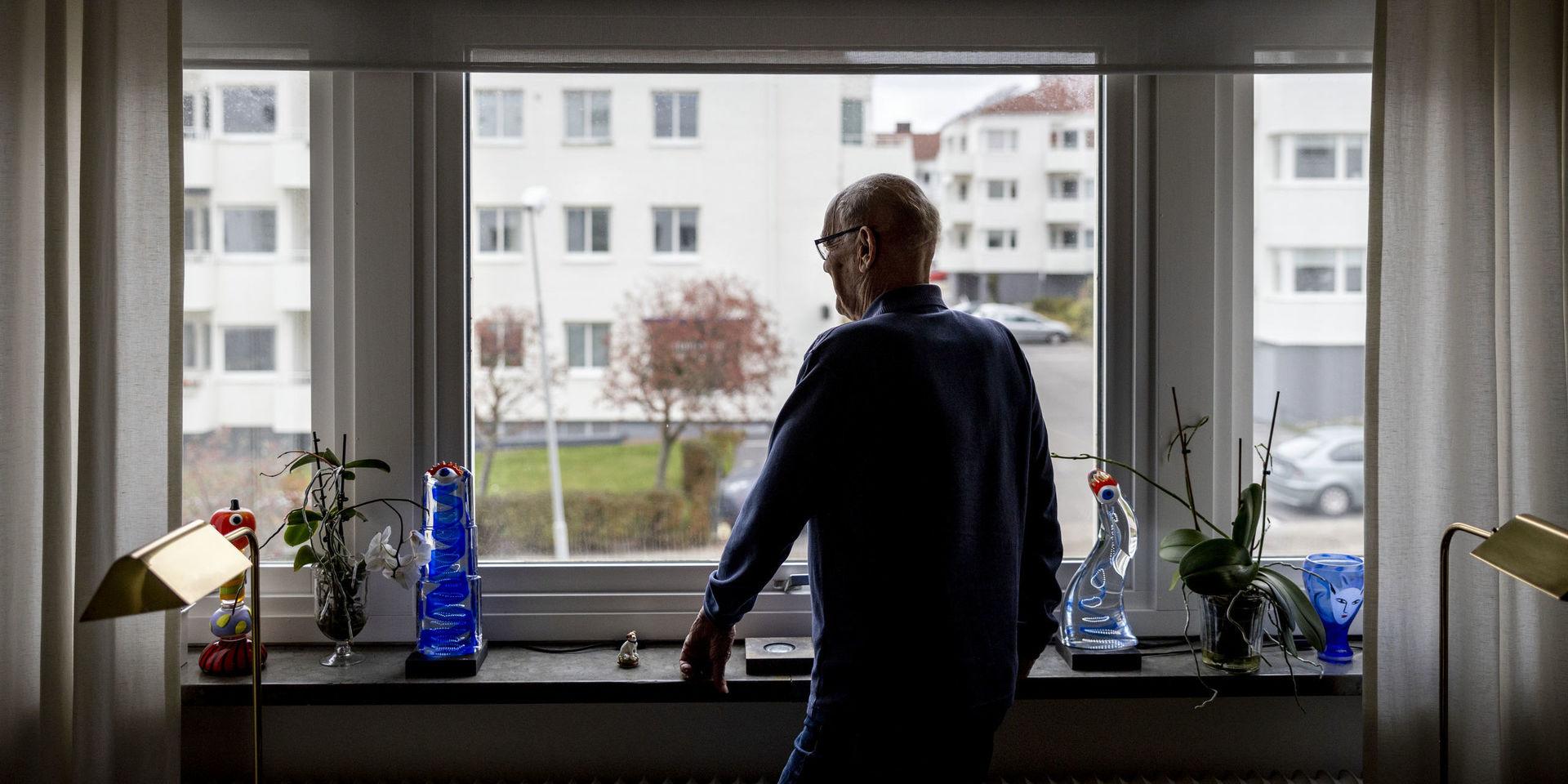 Lars Hjörne blickar ut genom fönstret hemma i lägenheten i Helsingborg.