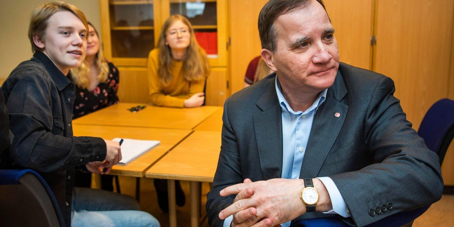 Statsminister Stefan Löfven (S), här på skolbesök i Piteå och Emil Öhman i SA2B på Strömbackaskolan, säger att uppgifterna om misstänkt penningtvätt inom Swedbank är mycket allvarliga.