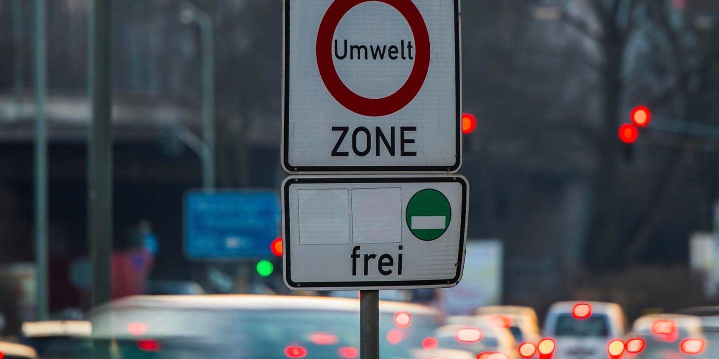 Bilar passerar en miljözonsskylt där bara bilar med låga utsläpp får passera i Frankfurt.