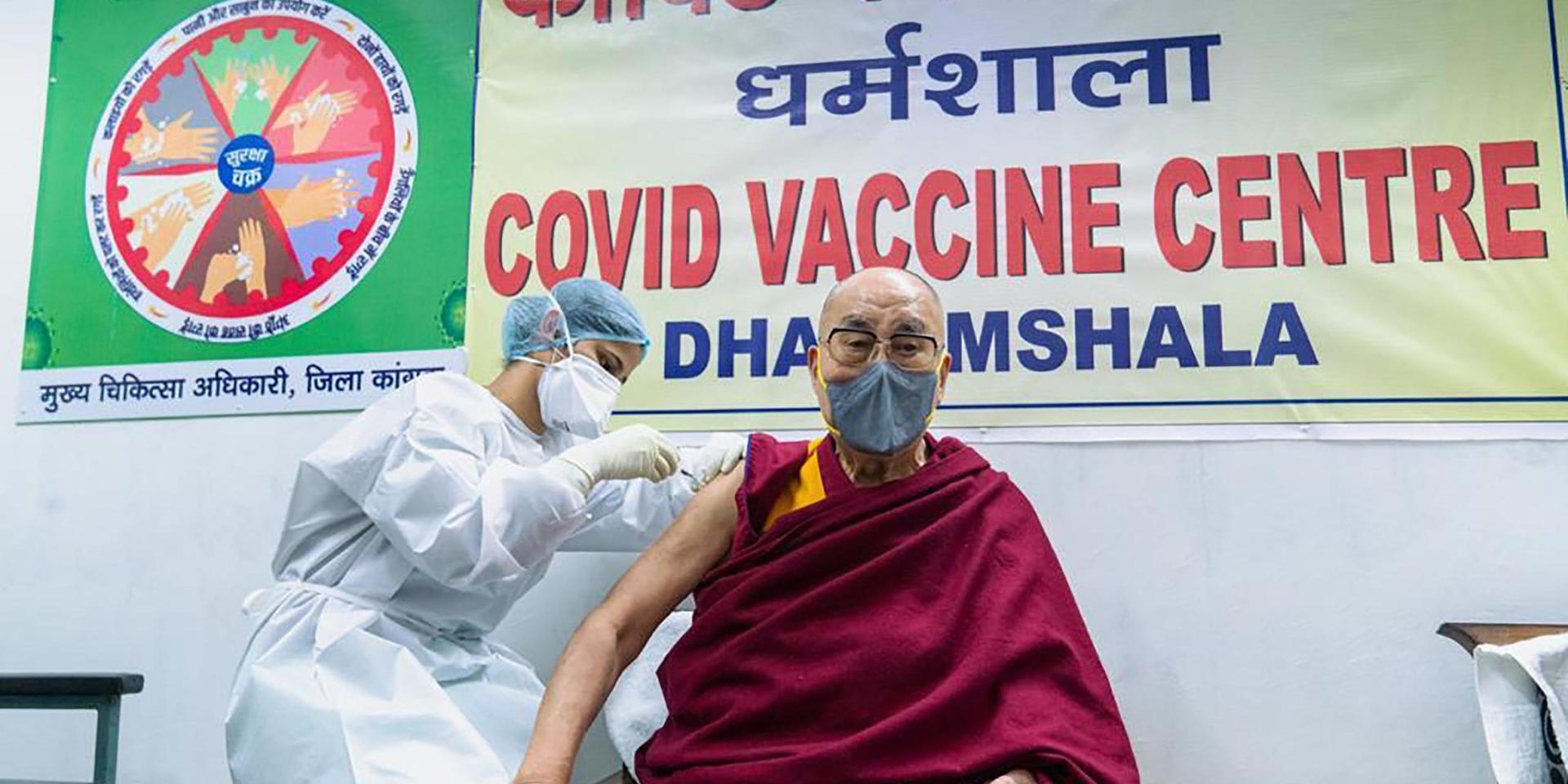 Dala lama får en dos vaccin på ett sjukhus i Dharmsala, Indien.