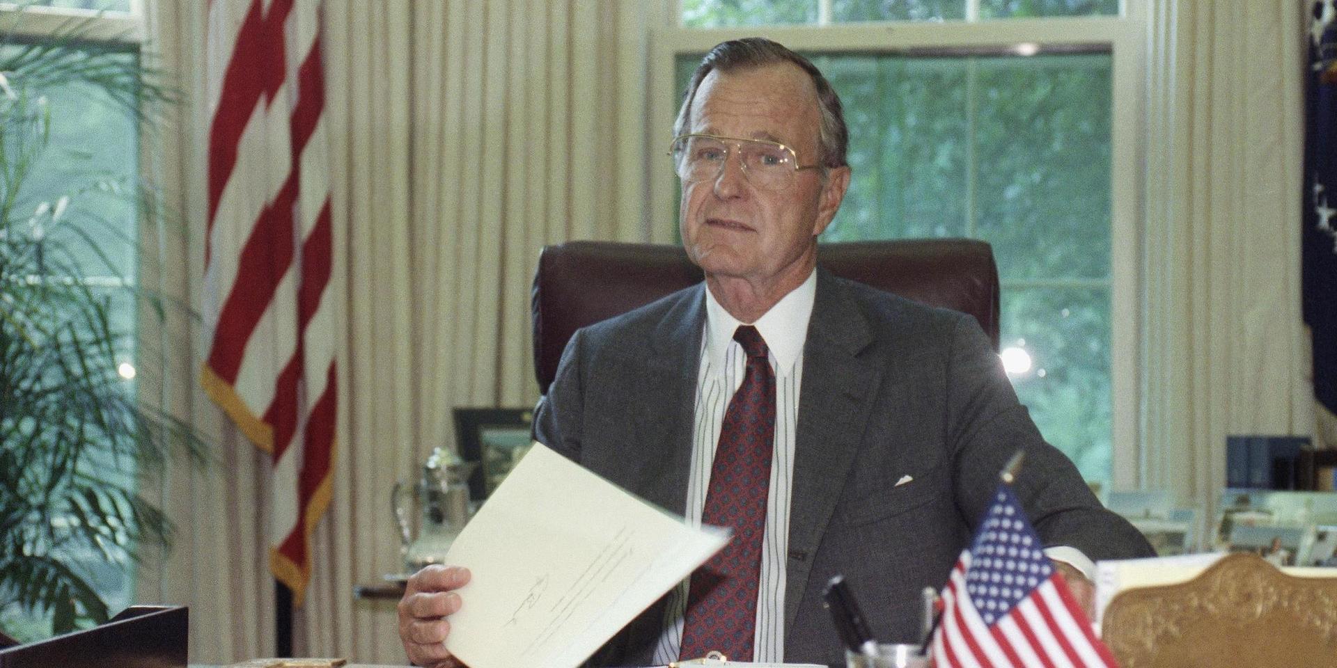 Den amerikanske presidenten George HW Bushs brev till sin efterträdare har spridits världen över. 