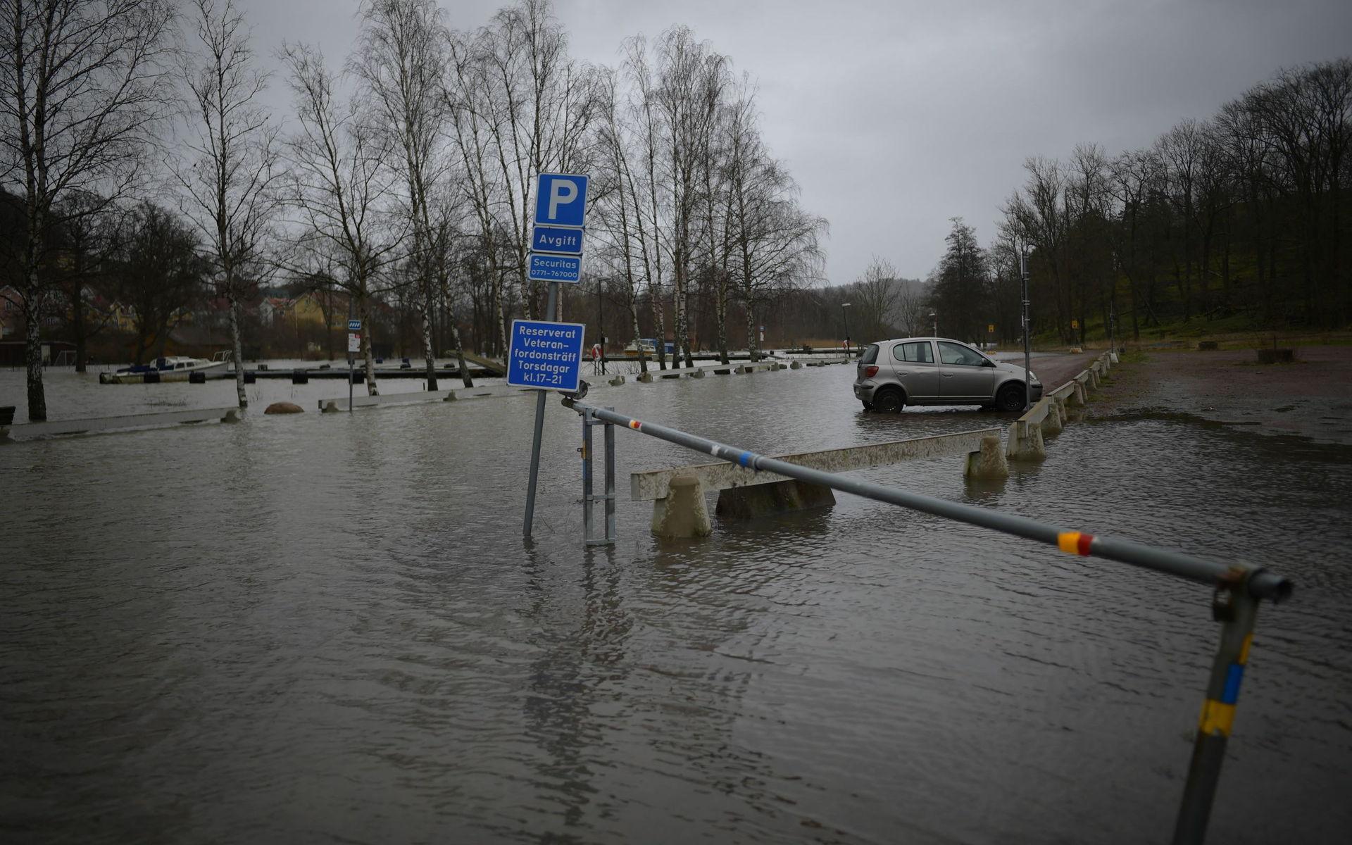 Vid fästningsholmen i Kungälv så har det uppstått stora översvämningar. 