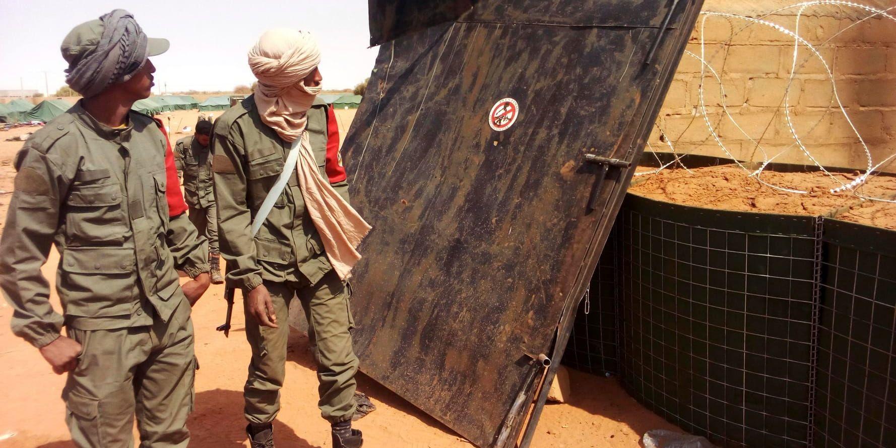Maliska trupper patrullerar i närheten av platsen för en explosion i staden Gao i Mali, januari 2017. Arkivbild.