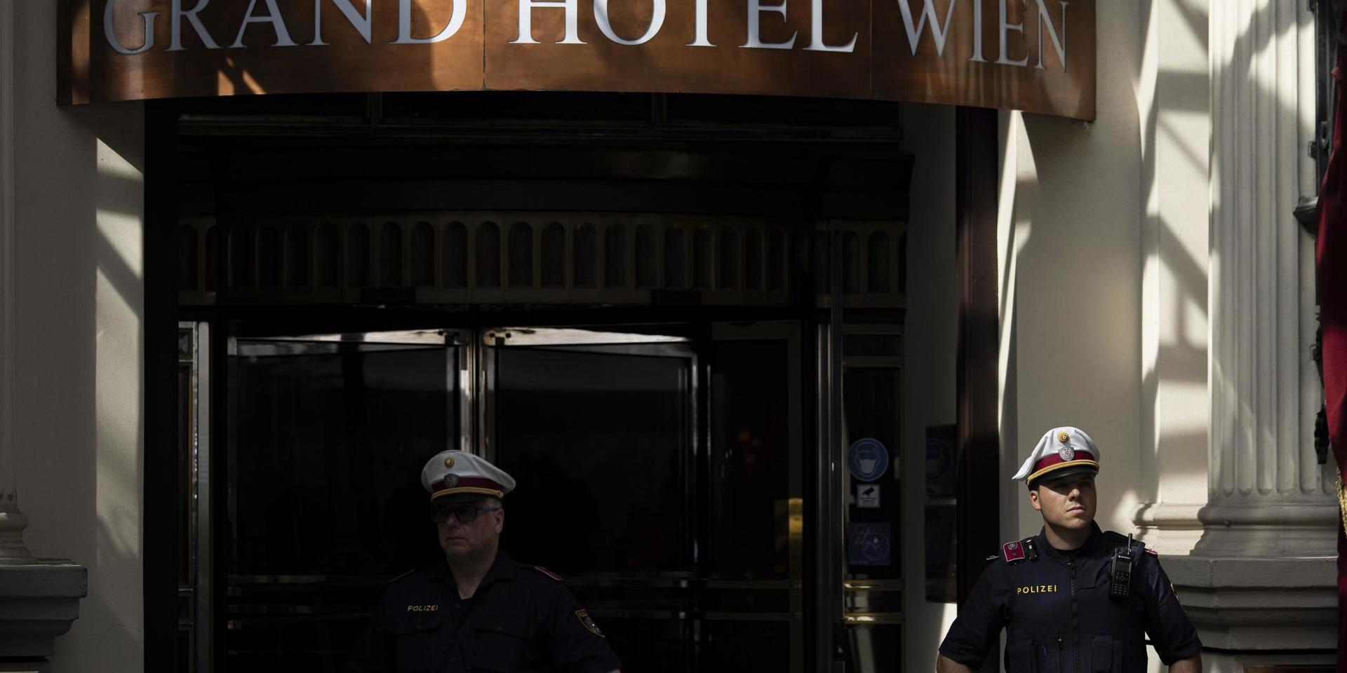 Poliser vaktar utanför Grand Hotel Wien den 12 juni. Samtal om Irans kärnenergiavtal har pågått i den österrikiska huvudstaden under året.