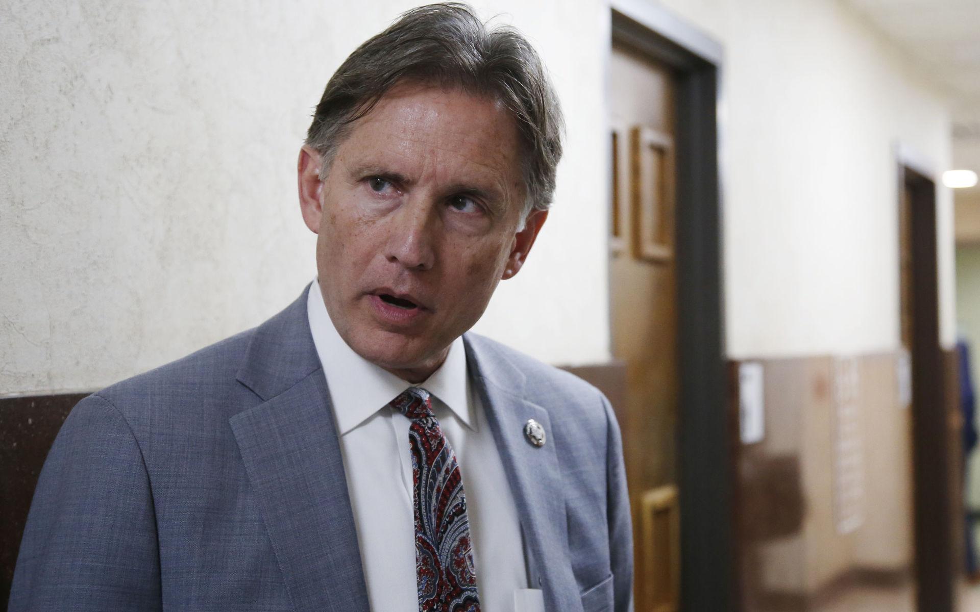 Oklahomas högsta juridiska chef Mike Hunter ligger bakom stämningen mot Johnson & Johnson.