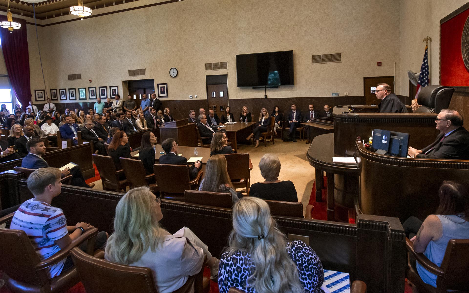 Domare Thad Balkman läser upp rättens beslut i Norman i Oklahoma. Enligt utslaget bär läkemedelsjätten Johnson & Johnson skuld för den epidemi av opioidberoende som härjar i delstaten.